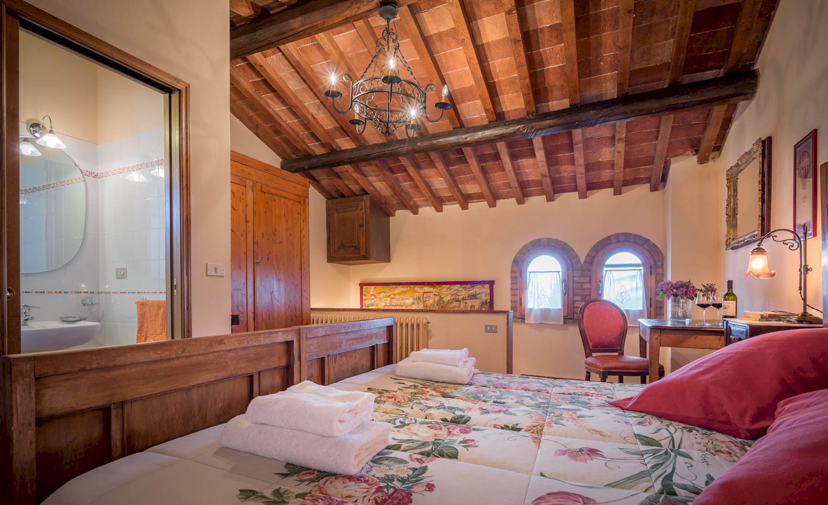 "Le Cetinelle" Tuscany farmhouse B&B rooms, vacation apartment, pool
